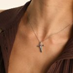 Κολιέ Jewelies(jewls and jems), σχέδιο σταυρός με χρωματιστά ζιργκόν από επιπλατινωμένο ασήμι 925°. - Image 2